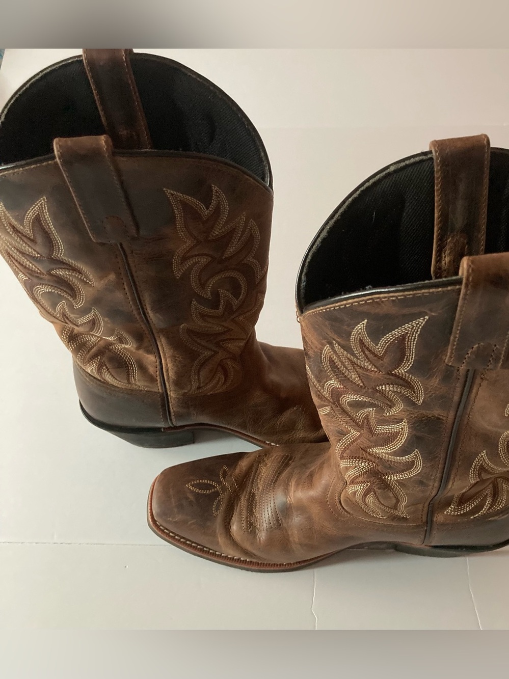 Laredo menβs SZ 9 Brown Leather Cowboy Boots with Embroidered Stitching